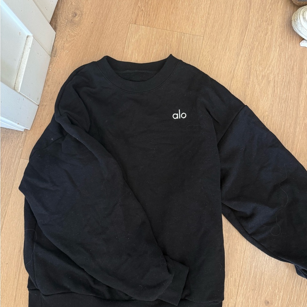 ALO Yoga Womans Classic Black Crewneck Sweater